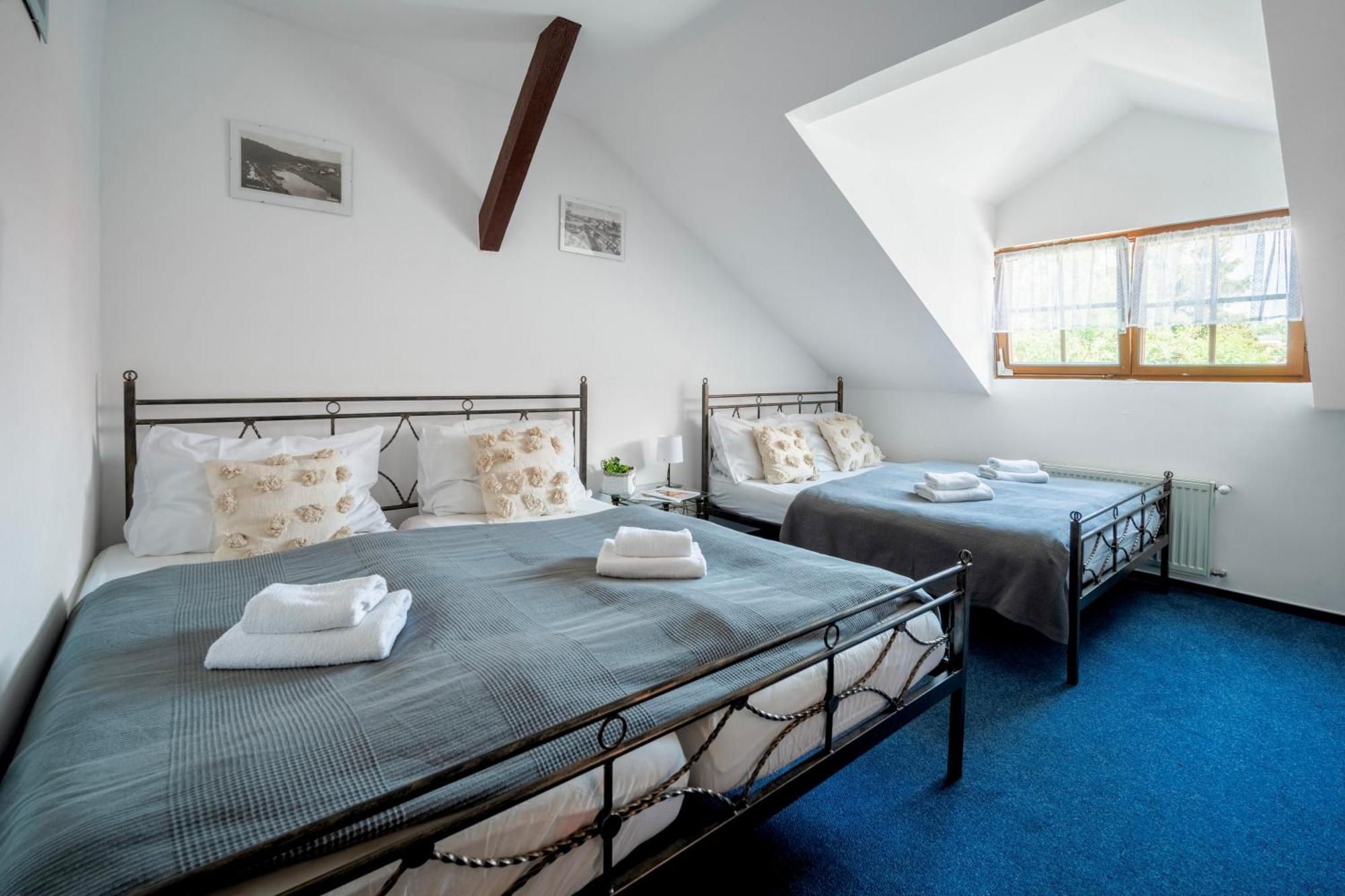 Hotel Ostende Chocerady Kültér fotó