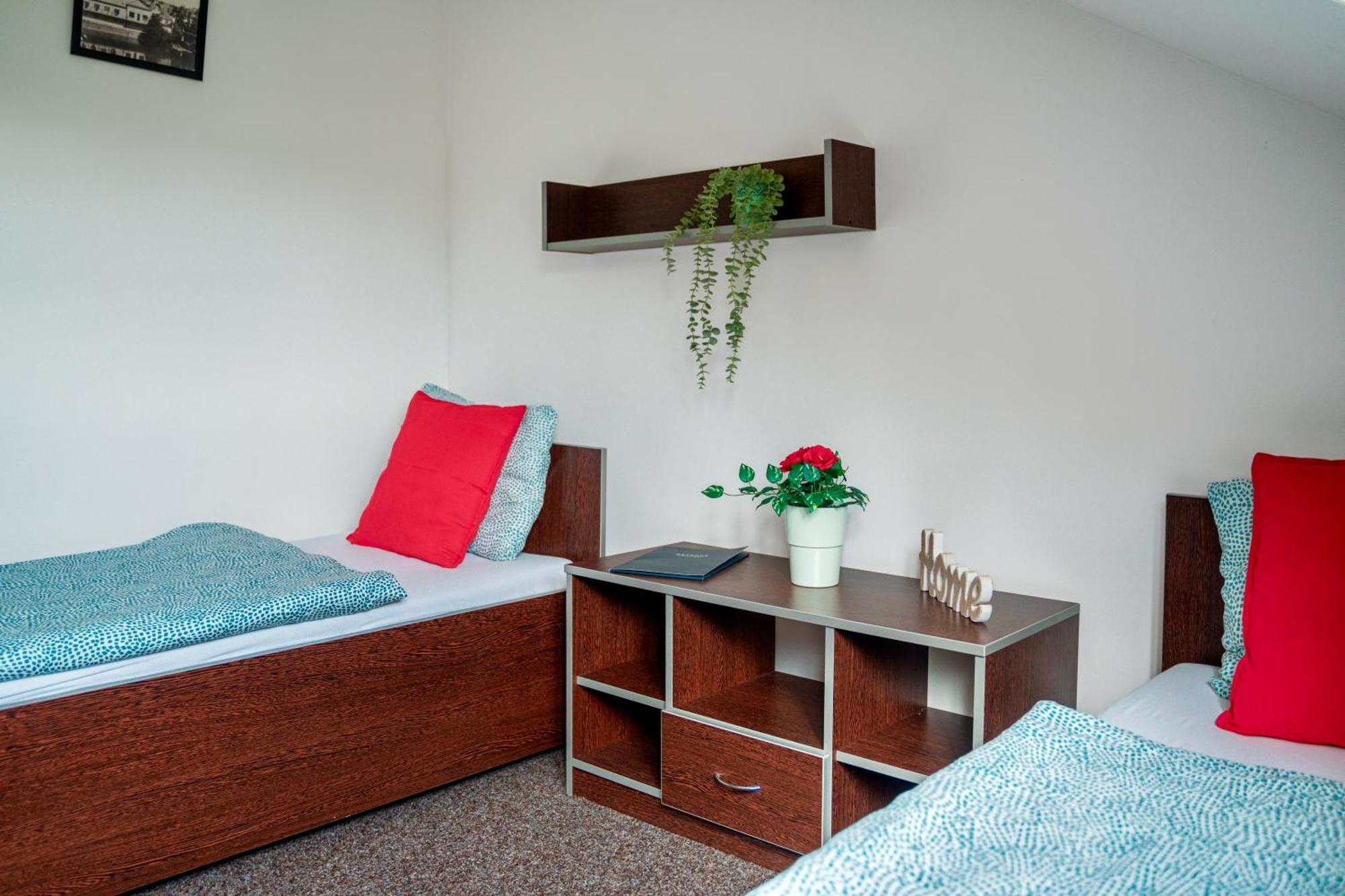 Hotel Ostende Chocerady Kültér fotó