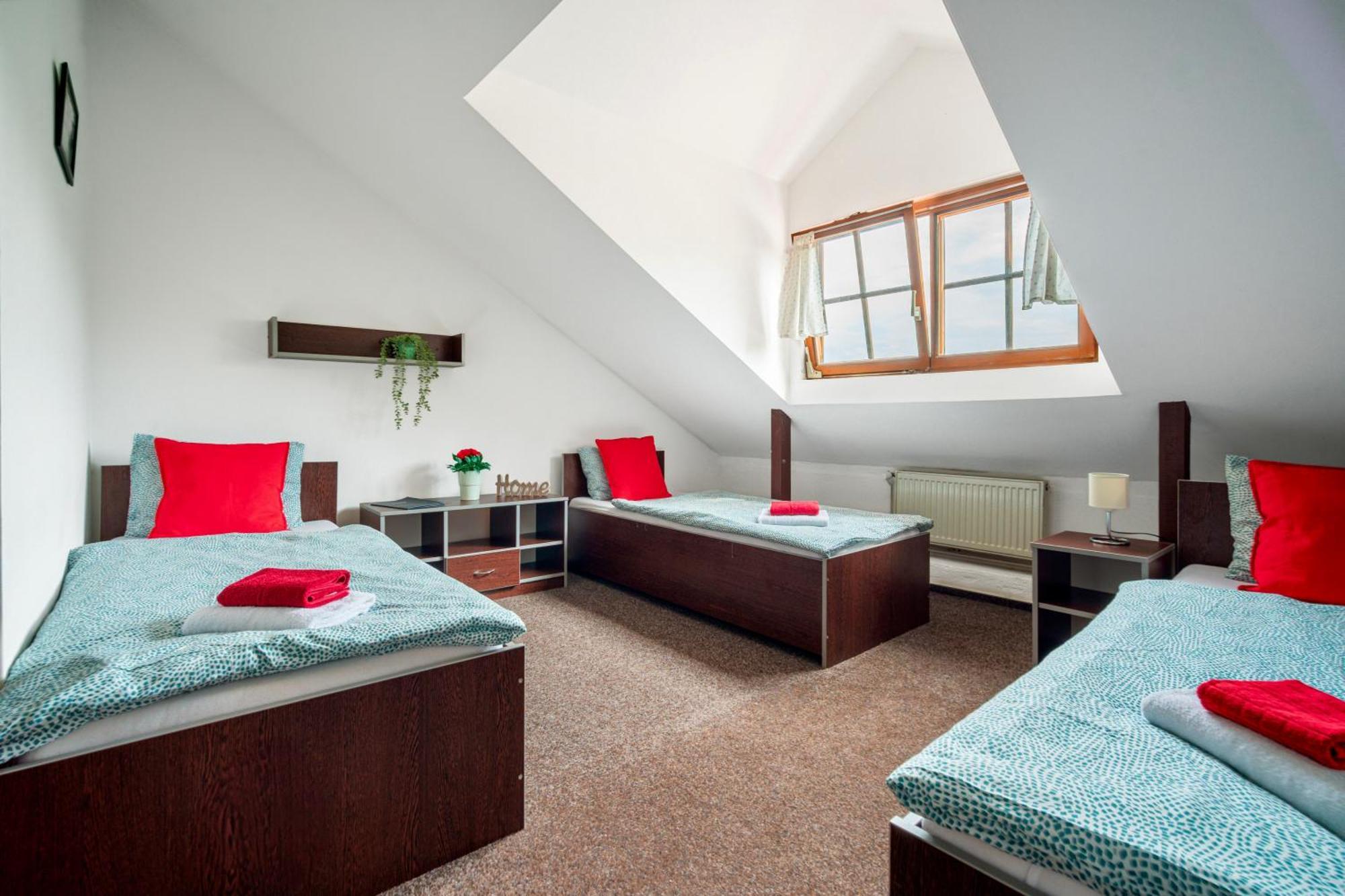 Hotel Ostende Chocerady Kültér fotó
