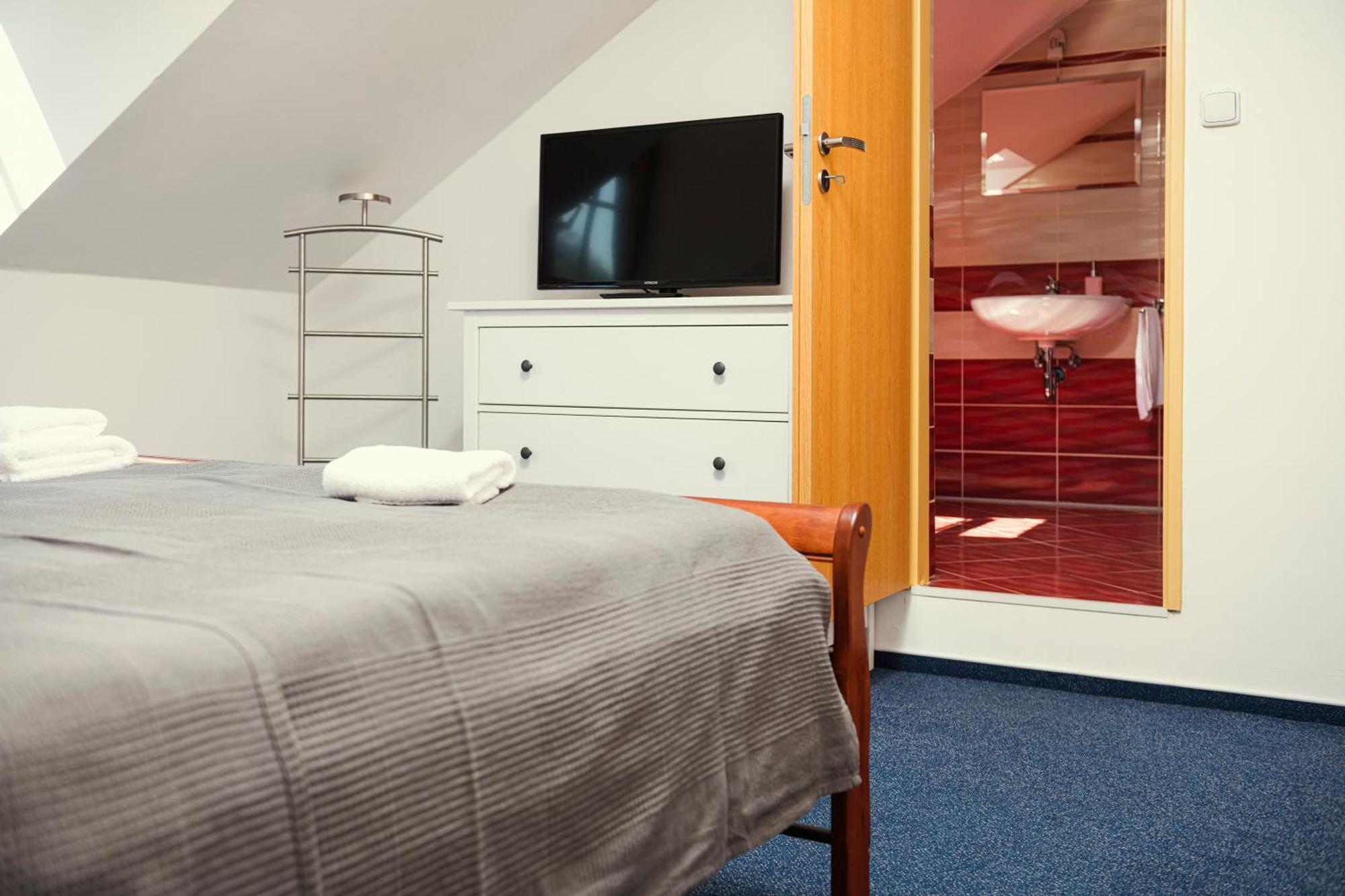 Hotel Ostende Chocerady Kültér fotó