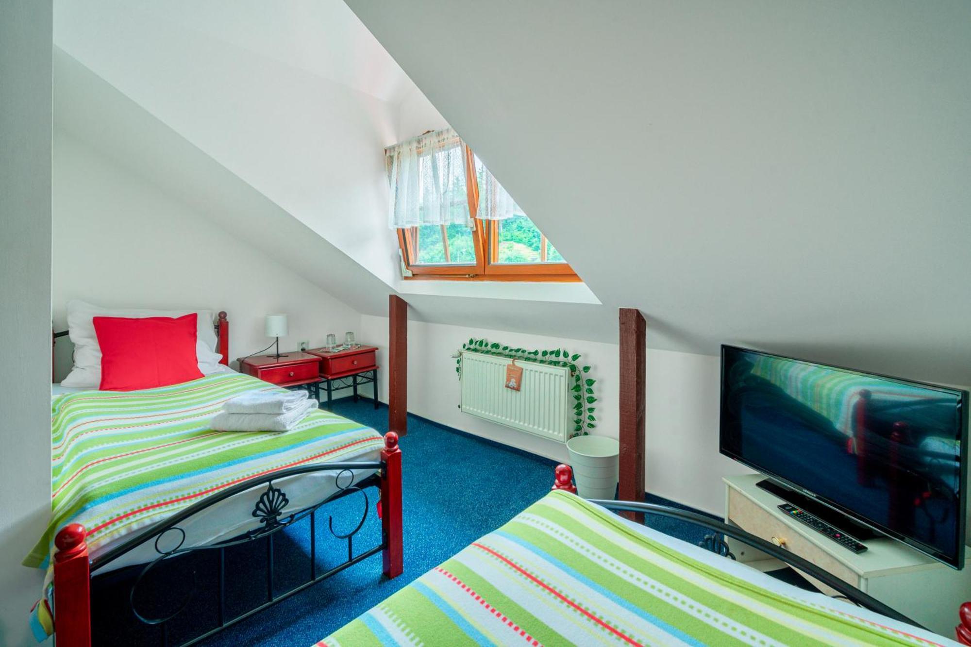 Hotel Ostende Chocerady Kültér fotó