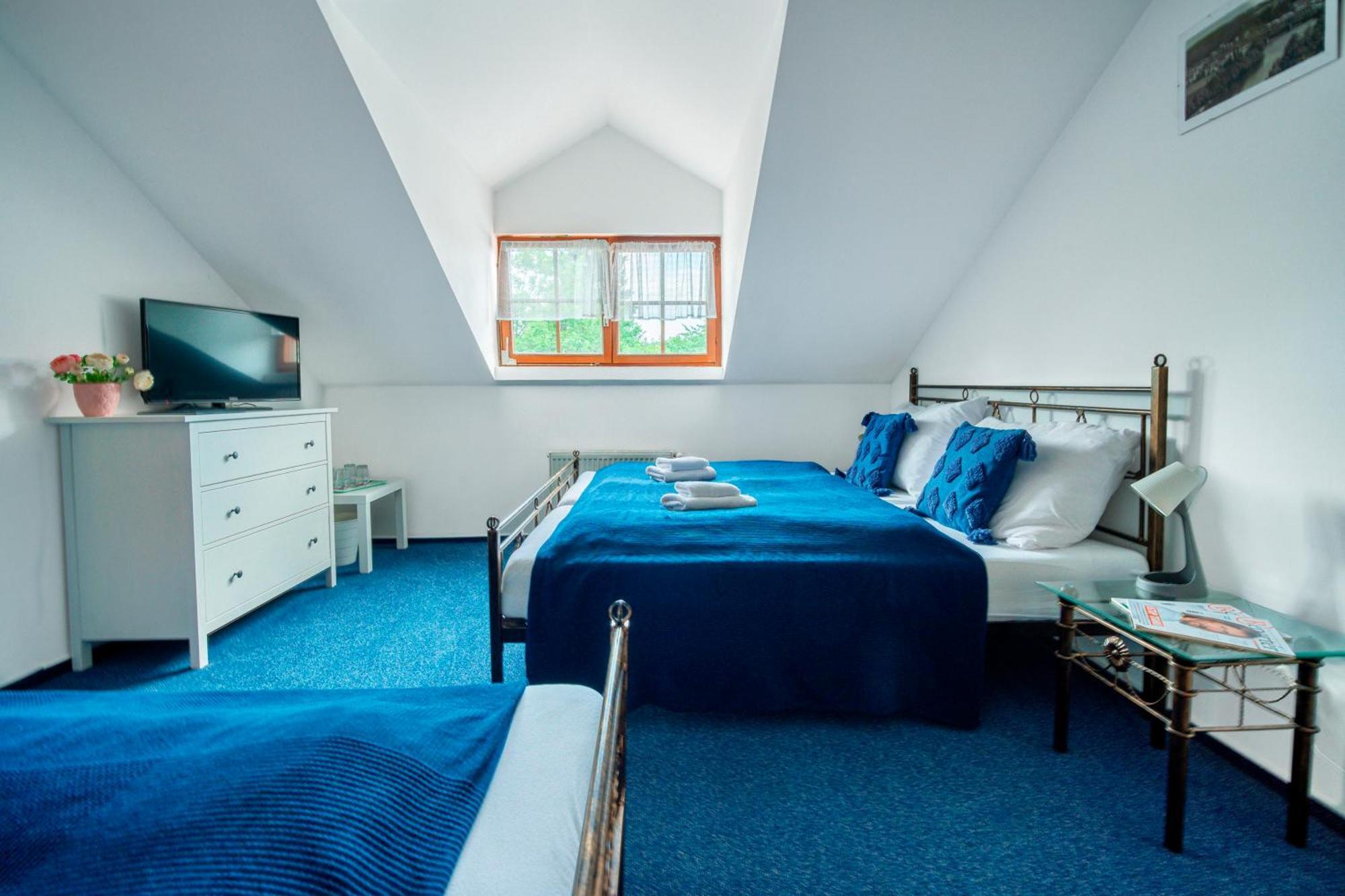 Hotel Ostende Chocerady Kültér fotó