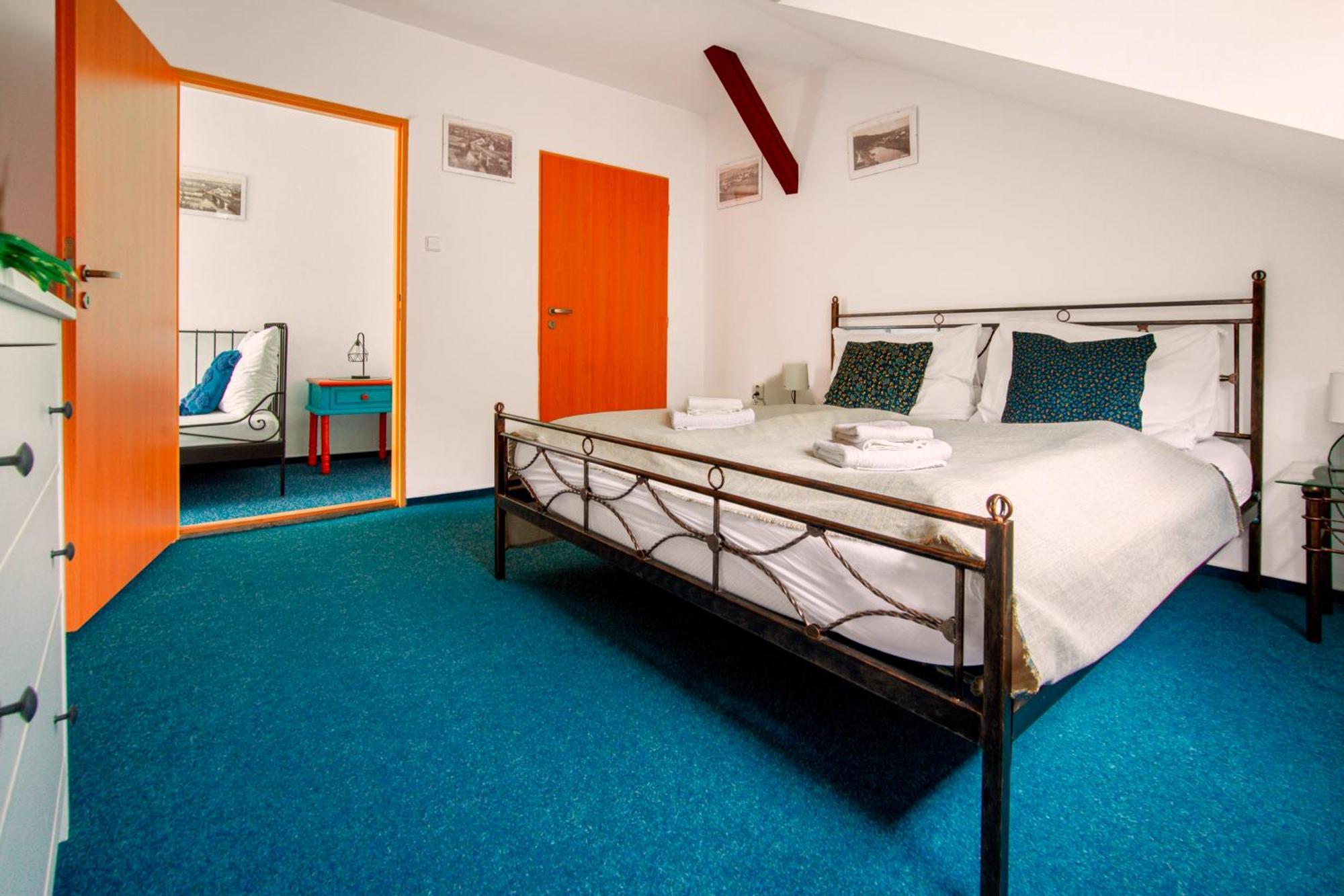 Hotel Ostende Chocerady Kültér fotó