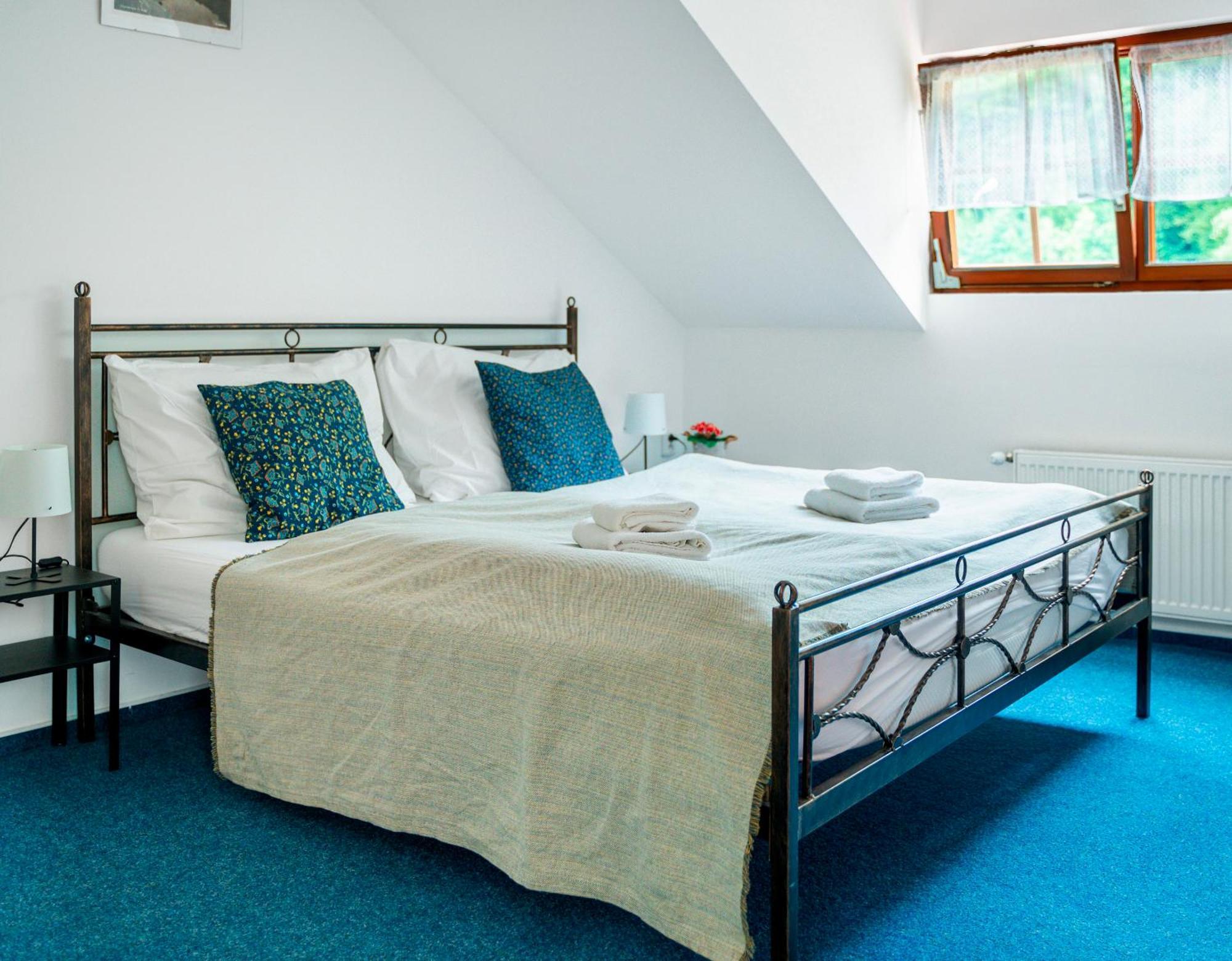 Hotel Ostende Chocerady Kültér fotó
